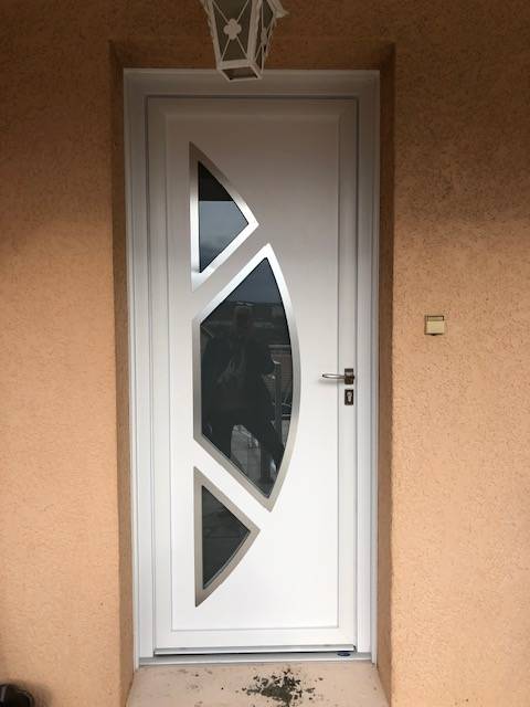 Porte d'entrée blindée design blanche avec motif vitré dans l'Ain